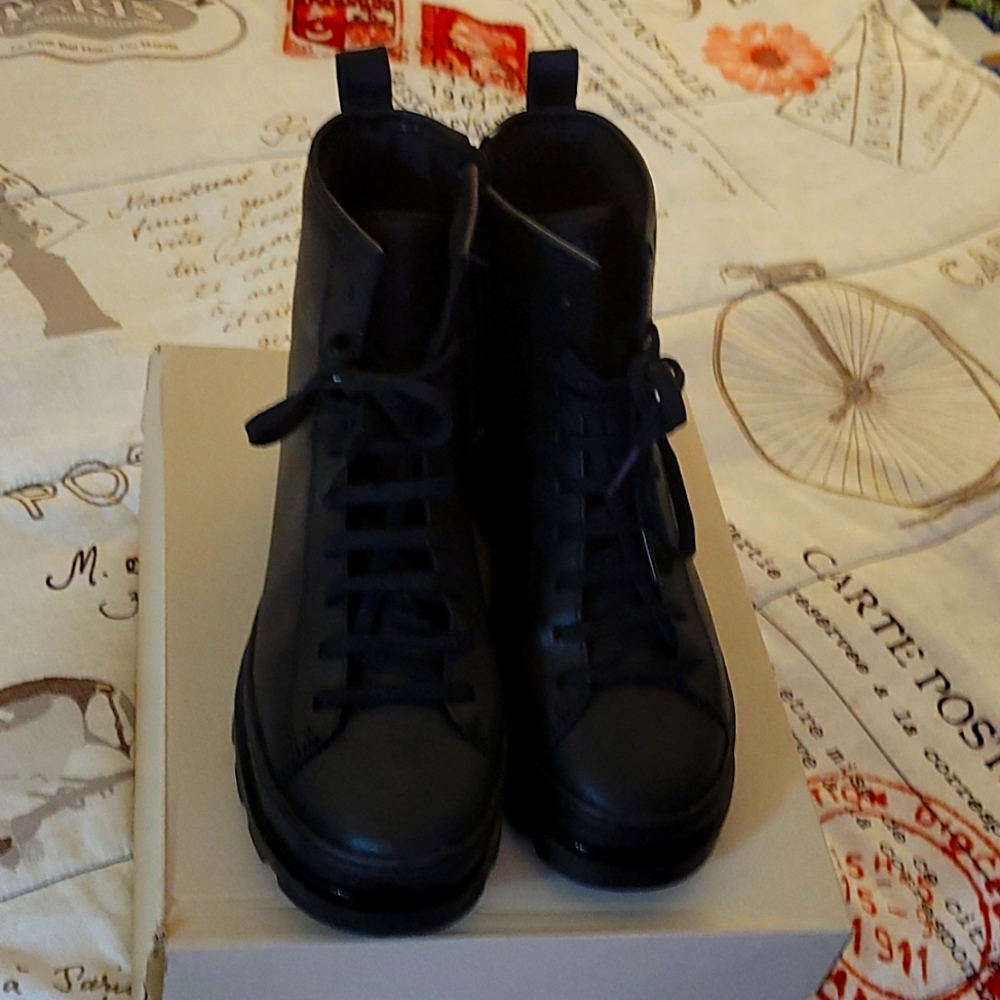 Woman black boots..leather